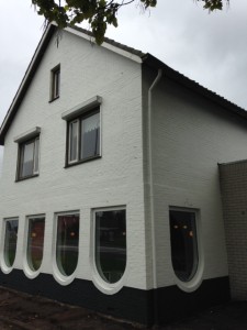 De buitenmuren van  Zorghuis Twente wit gesausd.